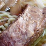 角煮ラーメン 目黒福屋 - 角煮はとにかく大きくて見事。食べ切るのが大変