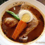 カレー食堂 心 - 骨付きチキンのスープカレー950円