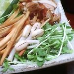 豚肉創作料理 やまと 銀座本店 - ピーナツのもやし。でか！