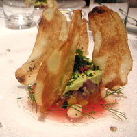 レストラン ヴァリエ - マグロとアボガドのムース　自家製ポテトチップス