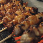 鳥屋二代目こばぁやし商店 - 看板メニュー『元祖とりみそ串』。1日100本売れてます。