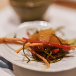 うを徳 - "松前漬（まつまへづけ）"、魷魚乾絲（するめせん）＋胡蘿蔔絲（せりにんじんせん）