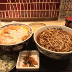 味奈登庵 - かつ丼セット（温かいそば）
      これぞ漢の昼食