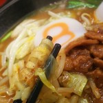 ８番らーめん - 野菜ラーメンと同じぷりんぷりんの太麺です。スープは味噌ね