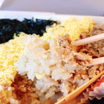 駅弁当 - 甘味を感じる鳥肉に出汁で炊いたであろうしっとりとした米が何とも旨い。