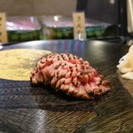 板前肉炙りすし割烹 一斗 - 牛タン炙りも脂っぽい