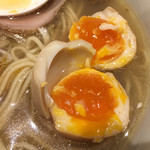 SOBA HOUSE 金色不如帰 新宿御苑本店 - 煮卵も柔らか濃厚（割り方が汚くてすいません…）