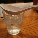 ケンチャンラーメン - このスタイルが定番のようです。セルフです。水、レンゲ