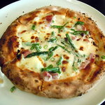ピッツェリア武蔵野山居 - アスパラ、ロースハム、生クリーム、モッツァレラチーズのピッツァ
