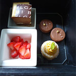 ブルガリ イル カフェ - デザート。苺のパンナコッタ、チョコレートムースなど。