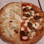 チーロ - 牡蠣ピザは濃厚、小海老はあっさり。もーたまらん