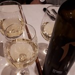 チーロ - ワインも銘柄とかよくわからないのでハウスワインの白をボトルで。十分美味しいです。