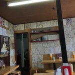 生姜ラーメン みづの - 店内中に著名人のサインが飾られています。