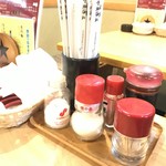 味処 やまきよ - 卓上調味料群