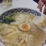 中国ラーメン揚州商人 新横浜店 - 海老ワンタン麺。スープもスッキリ綺麗‼️(^o^)v