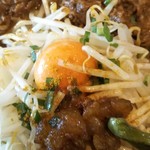 太一商店 - 卵黄(中央)、脂身(手前)奥、奥(キーマカレー)