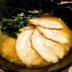 横浜家系ラーメン 銀家 - 全て普通の醤油チャーシュー。なにせしょっぱい！