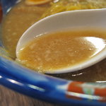 らーめんてつや - 背脂入りスープ