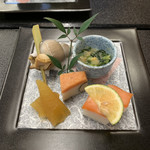 料亭 茜月 - 前菜数の子粕漬け真丈帆立柚子胡椒梅貝鱒の押し寿司