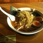 椿ラーメンショップ - ねぎ味噌ラーメン大盛＋ねぎ＋煮たまごが朝日を浴びて・・・