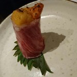 肉割烹 八寸 - ウニの黒毛和牛サーロイン炙り巻き