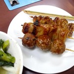 やきとり次郎 - タレで☆かわしろもつつくね！新香はテッパンね♪