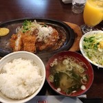 キッチンTiKi - （Ｂランチ）ハンバーグステーキ和風ソースとチキンかつ