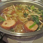 株式会社山形屋商店 - もつ鍋に投入