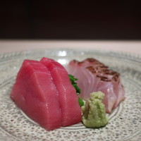 御料理 無窮 - 屋久島の真鯛焼霜造りと長崎の本鮪アップ