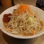 縄麺 男山 - 男山ラーメン(730円、斜め上から)