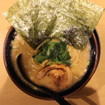 松田家 - 豚骨醤油ラーメン(690円、真上から)