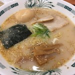 日高屋 - ★味玉とんこつラーメン（540円）★胡麻がキイた 薄っぺらい豚骨スープ。インスタントっぽい「旨味」は、食べ手を選ばない感はある。しかし、家でも味わえるであろうレベルに金を出すのは考えもの。尚、餃子は餡が生っぽく苦手なタイプ。