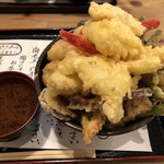 海鮮居酒屋 てつたろう - 【２０１８年１２月】天丼ランチ（半熟玉子、れんこん、なす、オクラ、えりんぎ、赤ウインナー、いんげん、たこ焼、ちくわ、アスパラ、さつまいも、紅しょうが、とりむね、イカ、キス）
