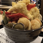 海鮮居酒屋 てつたろう - 【２０１８年１２月】天丼ランチ（半熟玉子、れんこん、なす、オクラ、えりんぎ、赤ウインナー、いんげん、たこ焼、ちくわ、アスパラ、さつまいも、紅しょうが、とりむね、イカ、キス）