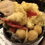 海鮮居酒屋 てつたろう - 【２０１８年１２月】天丼ランチ（半熟玉子、れんこん、なす、オクラ、えりんぎ、赤ウインナー、いんげん、たこ焼、ちくわ、アスパラ、さつまいも、紅しょうが、とりむね、イカ、キス）