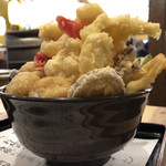 海鮮居酒屋 てつたろう - 【２０１８年１２月】天丼ランチ（半熟玉子、れんこん、なす、オクラ、えりんぎ、赤ウインナー、いんげん、たこ焼、ちくわ、アスパラ、さつまいも、紅しょうが、とりむね、イカ、キス）（正面から）