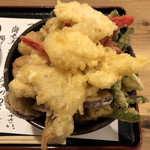 海鮮居酒屋 てつたろう - 【２０１８年１２月】天丼ランチ（半熟玉子、れんこん、なす、オクラ、えりんぎ、赤ウインナー、いんげん、たこ焼、ちくわ、アスパラ、さつまいも、紅しょうが、とりむね、イカ、キス）（上方から）
