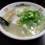 はかた屋たい - ラーメン(650円、斜め上から)