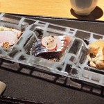 蕎麦屋 にこら - 平日( 月～金曜日)＆夜の部 土･日･祝祭日＆昼の部・夜の部のセットメニュー1人分(おまかせ３品＋そば) 京鴨もも肉コンフィ,〆鯖カルパッチョ,干し柿と胡桃のクリームチーズ和え