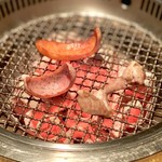 BRASS - 料理写真:ソーセージ・チキンを炭火で