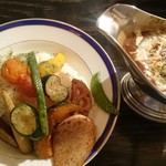 カレー屋アカマル - １０種類の素揚げ野菜のカレー￥１３００&目玉焼き￥１００&炙りチーズ￥１００トッピング❤