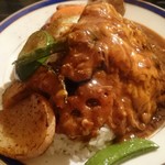 カレー屋アカマル - １０種類の素揚げ野菜のカレー￥１３００&目玉焼き￥１００&炙りチーズ￥１００トッピング❤