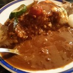 カレー屋アカマル - １０種類の素揚げ野菜のカレー￥１３００&目玉焼き￥１００&炙りチーズ￥１００トッピング❤