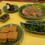 Ikan Bakar Cianjur(IBC) - 料理写真:1811_Ikan Bakar Cianjur(IBC) Batu Tulis_NASI GORENG@39,000Rp(ナシゴレン)、PAHA BAKAR@25,000Rp(焼き鳥)、TAHU GORENG@15,000Rp(揚げ豆腐)、TUMIS KANGKUNG@32,000Rp(空芯菜炒め)