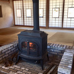慈久庵 - 薪ストーブが赤々と燃えています。