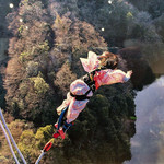 慈久庵 - 新成人バンジージャンプ！しかも着物！(近くのお土産やさんで展示されていた写真)