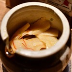 酒トうどん 一福 - 卓上のおつまみ：メンマ