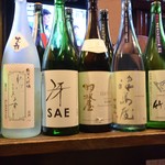 ぶらっ～と - オススメの日本酒をカウンターに並べていただきました