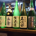 ぶらっ～と - オススメの日本酒をカウンターに並べていただきました