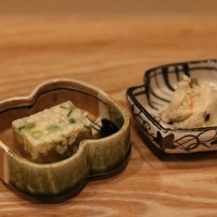 鶏割烹 ならや - お通しは
                    ・大和肉鶏の皮の煮こごり
                    ・「伊勢屋」のおから